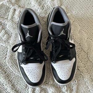 Nike dunks low (pandas) men size 7 (women size 8 1/2)